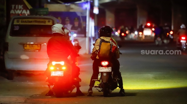 Kendaraan pemudik melintas di Jalan Inspeksi Kalimalang, Bekasi, Jawa Barat, Rabu (18/3/2026). [Suara.com/Alfian Winanto]