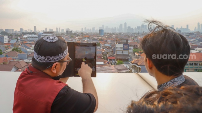 Petugas melakukan pemantauan hilal untuk awal Ramadhan di Kanwil Kementerian Agama, Jakarta, Kamis (19/3/2026). [Suara.com/Alfian Winanto]
