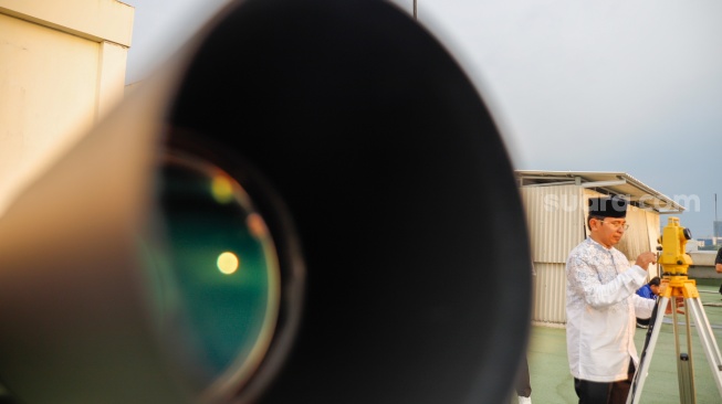 Petugas melakukan pemantauan hilal untuk awal Ramadhan di Kanwil Kementerian Agama, Jakarta, Kamis (19/3/2026). [Suara.com/Alfian Winanto]
