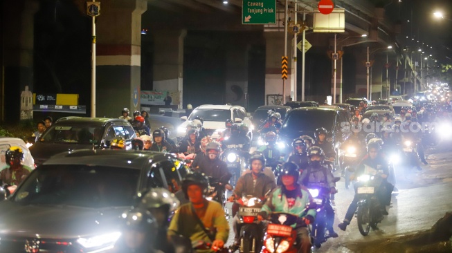 Kepadatan kendaraan yang melintas di Jalan Inspeksi Kalimalang, Bekasi, Jawa Barat, Rabu (18/3/2026). [Suara.com/Alfian Winanto]