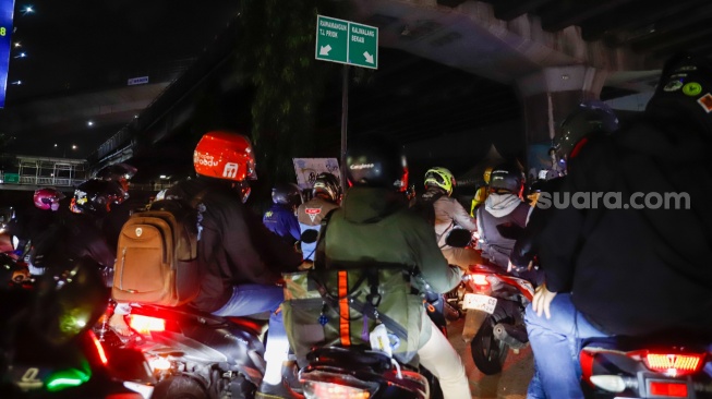 Kepadatan kendaraan yang melintas di Jalan Inspeksi Kalimalang, Bekasi, Jawa Barat, Rabu (18/3/2026). [Suara.com/Alfian Winanto]