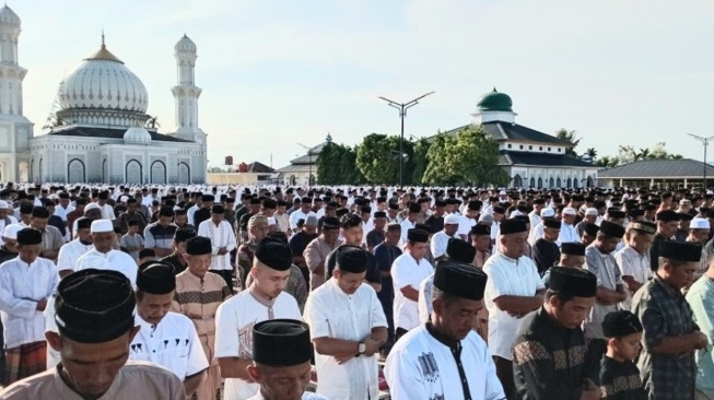 Tradisi 200 Tahun, Ribuan Jemaah Syattariyah Nagan Raya Rayakan Idul Fitri Hari Ini