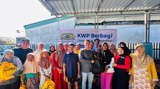 Ketua Koordinatoriat Wartawan Parlemen (KWP) Ariawan saat menyalurkan 2000 paket sembako menjelang Idul Fitri 2026 untuk wartawan, anak yatim piatu, hingga lansia, Kamis (19/3/2026). [KWP]