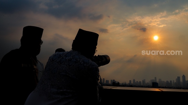 Petugas melakukan pemantauan hilal untuk awal Ramadhan di Kanwil Kementerian Agama, Jakarta, Kamis (19/3/2026). [Suara.com/Alfian Winanto]
