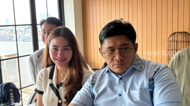 Cindy Rizky Aprilia atau Cindy Rizap, perempuan yang dituding simpanan dr. Riky Febriansyah, suami eks penyanyi cilik Maissy, bersama kuasa hukumnya, Machi Ahmad dalam konferensi pers di kawasan Tebet, Jakarta Selatan pada Kamis, 19 Maret 2026. [Suara.com/Tiara Rosana]