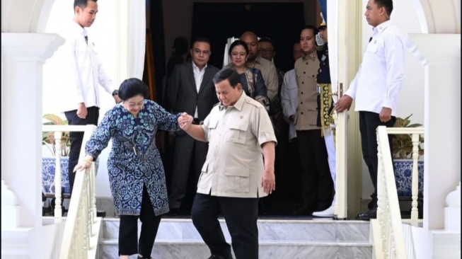 Momen Hangat di Penghujung Ramadan: Prabowo Sambut Megawati di Istana, Bahas Apa?
