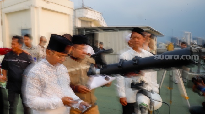 Petugas melakukan pemantauan hilal untuk awal Ramadhan di Kanwil Kementerian Agama, Jakarta, Kamis (19/3/2026). [Suara.com/Alfian Winanto]
