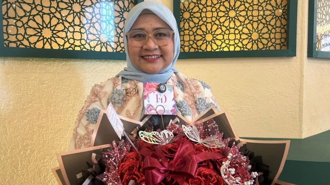 Owner brand Fiorellya by Dwee, Dwi Wahyuni, ditemui usai fashion show koleksinya yang bertema An-Nur di Ramadan Rhapsody, Bekasi, Jawa Barat, Jumat (13/3/2026). (Suara.com/Dini Afrianti Efendi)