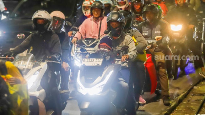 Kendaraan pemudik melintas di Jalan Inspeksi Kalimalang, Bekasi, Jawa Barat, Rabu (18/3/2026). [Suara.com/Alfian Winanto]