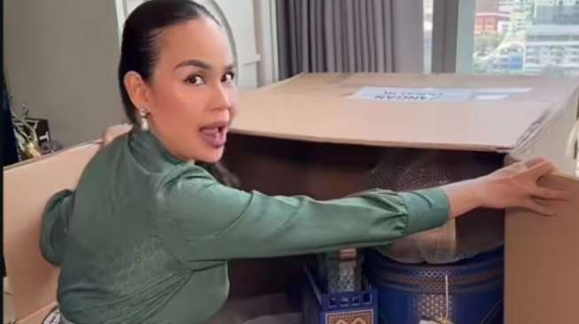 Melaney Ricardo Unboxing Hampers dari Luna Maya, Isinya Gak Kaleng-Kaleng