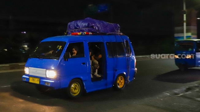 Kendaraan pemudik melintas di Jalan Inspeksi Kalimalang, Bekasi, Jawa Barat, Rabu (18/3/2026). [Suara.com/Alfian Winanto]