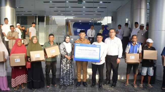 BRI Salurkan 2.500 Paket Sembako untuk Warga Prasejahtera dan Driver Ojol di Makassar