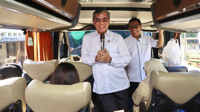 Menaker Yassierli saat melepas keberangkatan 1.431 pekerja dalam program mudik bersama di kantor pusat PT Panasonic Manufacturing Indonesia, Jakarta Timur, Kamis (19/3/2026) (Dok: Kemnaker)