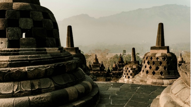 Menjual Borobudur: Ambisi Komersial di Balik Jubah Budaya