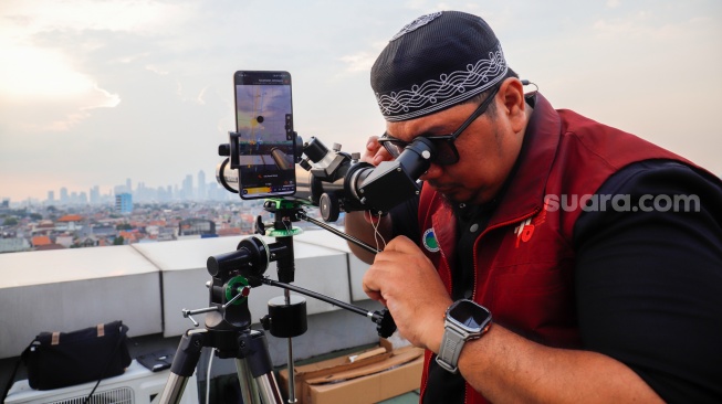 Petugas melakukan pemantauan hilal untuk awal Ramadhan di Kanwil Kementerian Agama, Jakarta, Kamis (19/3/2026). [Suara.com/Alfian Winanto]
