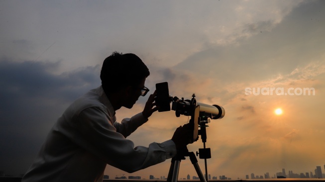 Petugas melakukan pemantauan hilal untuk awal Ramadhan di Kanwil Kementerian Agama, Jakarta, Kamis (19/3/2026). [Suara.com/Alfian Winanto]
