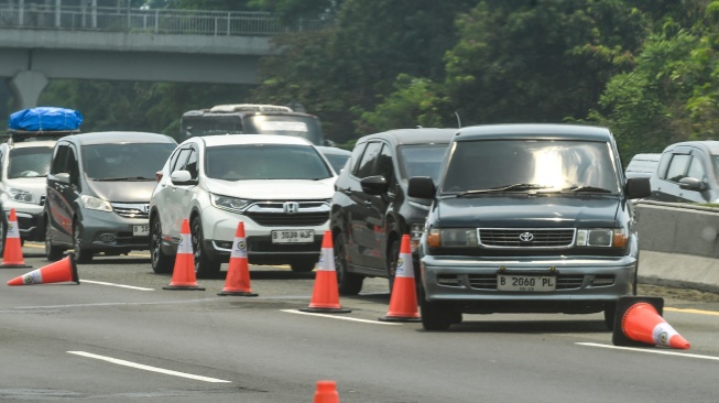 Pemberlakukan contraflow di Tol Jakarta - Cikampek pada Kamis (19/3/2026) untuk memperlancar perjalanan pada pemudik di musim libur Lebaran 2026. [Antara]
