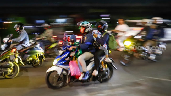 Kendaraan pemudik melintas di Jalan Inspeksi Kalimalang, Bekasi, Jawa Barat, Rabu (18/3/2026). [Suara.com/Alfian Winanto]
