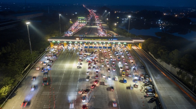 Gerbang Tol Cikampek pada Rabu malam (18/3/2026) di musim libur Lebaran 2026. [Antara]
