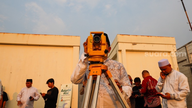 Petugas melakukan pemantauan hilal untuk awal Ramadhan di Kanwil Kementerian Agama, Jakarta, Kamis (19/3/2026). [Suara.com/Alfian Winanto]
