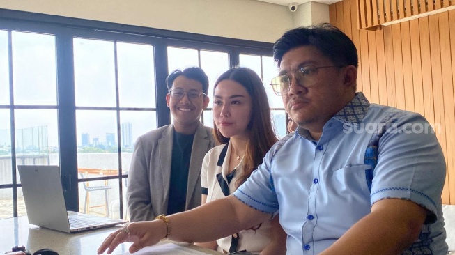 Cindy Rizky Aprilia atau Cindy Rizap, perempuan yang dituding simpanan dr. Riky Febriansyah, suami eks penyanyi cilik Maissy, bersama kuasa hukumnya, Machi Ahmad dalam konferensi pers di kawasan Tebet, Jakarta Selatan pada Kamis, 19 Maret 2026. [Suara.com/Tiara Rosana]