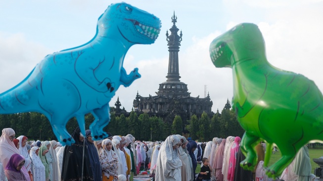 Umat Islam menunaikan Shalat Idul Fitri 1447 Hijriah di Lapangan Puputan Margarana, Denpasar, Bali, Jumat (20/3/2026). [ANTARA FOTO/Nyoman Hendra Wibowo/foc]