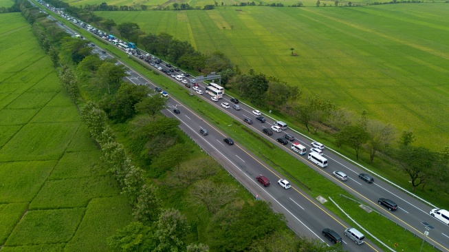 Foto udara sejumlah kendaraan melintas di ruas tol Cikopo-Palimanan (Cipali), Majalengka, Jawa Barat, Kamis (19/3/2026). [ANTARA FOTO/Dedi Suwidiantoro/wsj]
