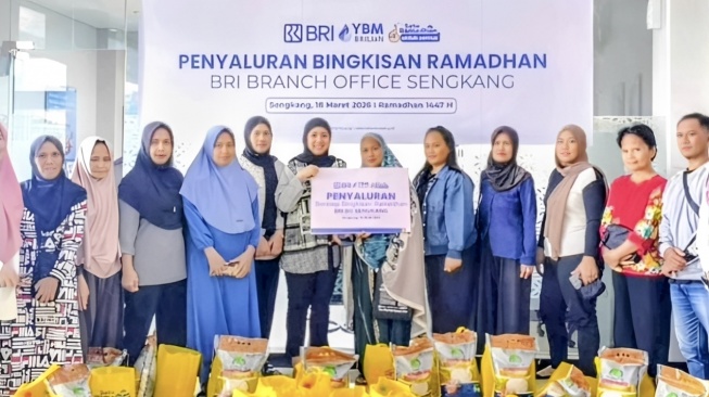 BRI Bersama YBM BRILiaN Salurkan Bantuan Jelang AKhir Ramadan di Sengkang