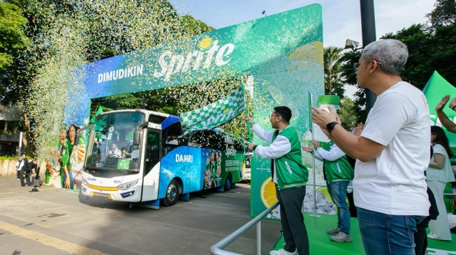 M. Satrio Legowo, Head of Revenue Growth and Pricing Management, Coca-Cola Europacific Partners (memegang bendera), meresmikan keberlangsungan keberangkatan pemilik warung dalam DIMUDIKIN SPRITE di Jakarta, (17/03). [Handout]