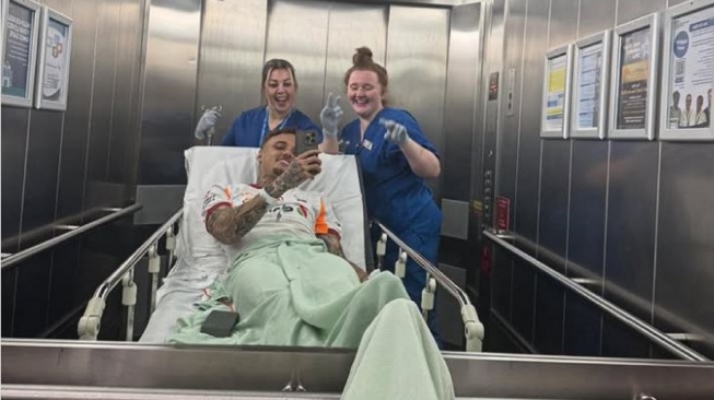 Penyerang Galatasaray Jalani Operasi usai Nabrak Papan Iklan di Anfield