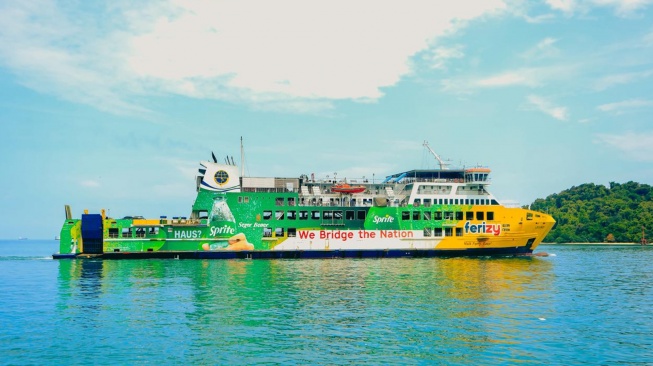 Kedatangan Kapal Ferry dengan branding resmi SPRITE, dalam rangka kampanye KIDUM SPRITE, memberangkatkan keluarga pemilik warung SPRITE dari Lampung ke Jakarta dan Yogyakarta. [Handout]
