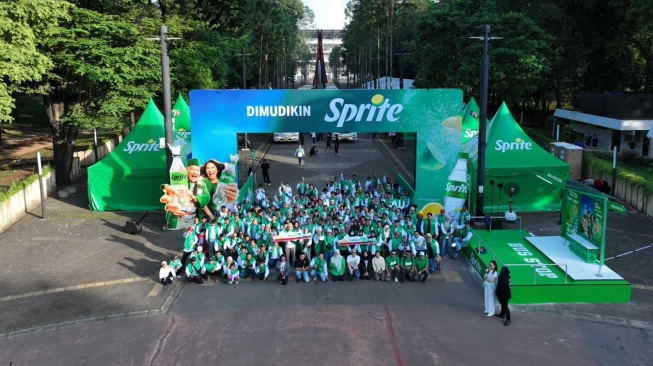 300 pemilik warung dalam kampanye DIMUDIKIN SPRITE yang diberangkatkan ke Surabaya, Yogyakarta, dan Bandar Lampung bersama bus SPRITE di Jakarta, (16/03). [Handout]