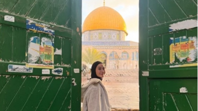 Zaskia Adya Mecca Gelar Salat Ied, Pilih Syakir Daulay Jadi Imam