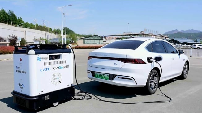 Robot Power Bank Jadi Solusi Pengisian Daya Mobil Listrik Tanpa Harus Antre SPKLU di Tiongkok