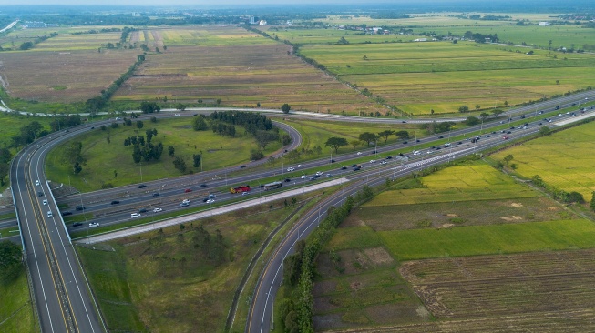 Foto udara sejumlah kendaraan melintas di ruas tol Cikopo-Palimanan (Cipali), Majalengka, Jawa Barat, Kamis (19/3/2026). [ANTARA FOTO/Dedi Suwidiantoro/wsj]
