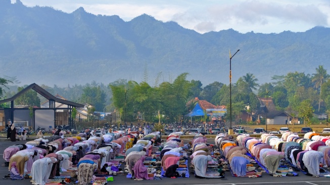 Umat Islam melaksanakan Shalat Idul Fitri 1447 H di lapangan parkir Kampung Seni Borobudur, Magelang, Jawa Tengah, Jumat (20/3/2026). [ANTARA FOTO/Anis Efizudin/foc]