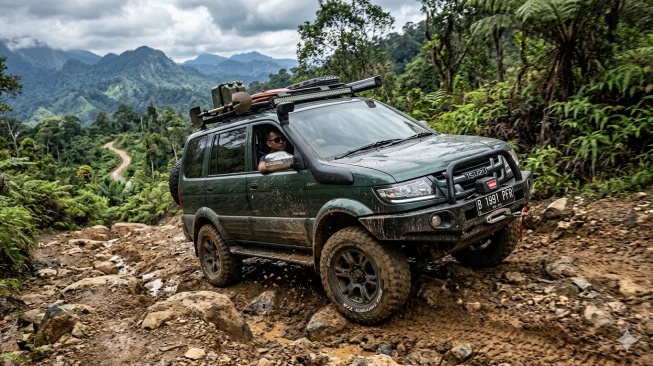 Terpopuler: 7 Mobil Bekas Sekelas Isuzu Panther yang Irit, Motor Brebet saat Digas?