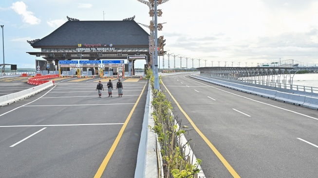 Pecalang atau petugas keamanan adat Bali memantau situasi Jalan Tol Bali Mandara saat Hari Raya Nyepi tahun Saka 1948 di wilayah Desa Adat Tuban, Badung, Bali, Kamis (19/3/2026). [ANTARA FOTO/Fikri Yusuf/wsj]
