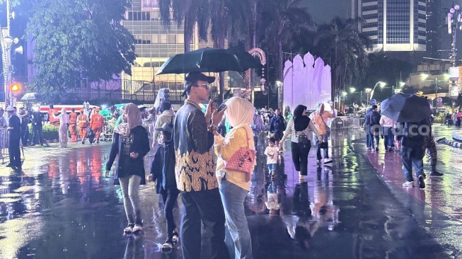 Malam Takbiran, Masyarakat Mulai Padati Bundaran HI Meski Cuaca Masih Diguyur Hujan