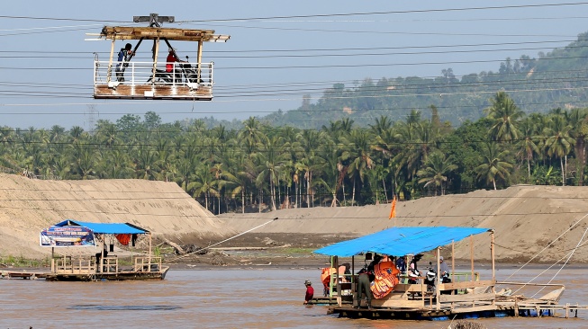 Warga menyeberangi Sungai Peusangan menggunakan kereta gantung kabel baja di Ulee Jalan, Peusangan Selatan, Bireuen, Aceh, Kamis (19/3/2026). [ANTARA FOTO/Irwansyah Putra/wsj]