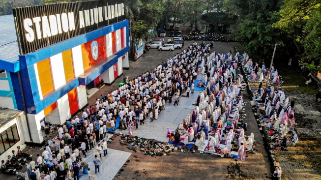 Foto udara umat Islam melaksanakan shalat Idul Fitri di halaman Stadion Anjuk Ladang, Nganjuk, Jawa Timur, Jumat (20/3/2026). [ANTARA FOTO/Muhammad Mada/foc]