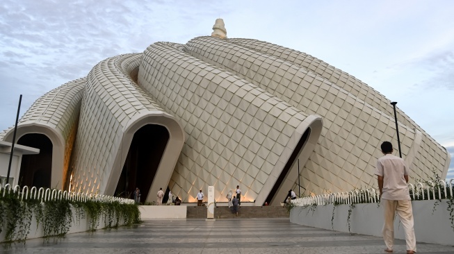 Umat Islam berjalan setibanya untuk melaksanakan shalat Idul Fitri 1447 Hijriah di Masjid Negara di Kawasan Inti Pusat Pemerintahan (KIPP) di Ibu Kota Nusantara (IKN), Penajam Paser Utara, Kalimantan Timur, Sabtu (21/3/2026). [ANTARA FOTO/M Risyal Hidayat/nym]