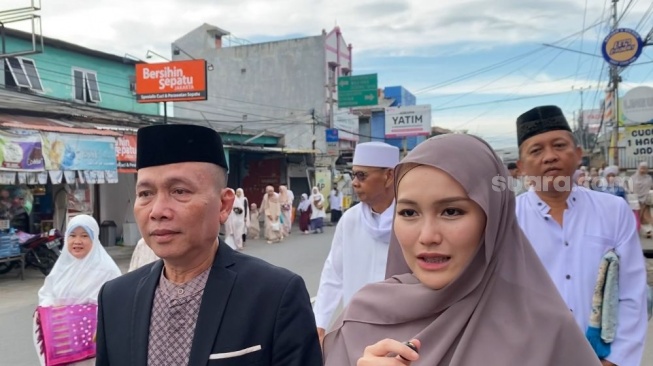 Ayu Ting Ting dan Ayah Rojak usai menjalani salat Id di kawasan Depok, Jawa Barat, Sabtu (21/3/2026). [Tiara Rosana/Suara.com]