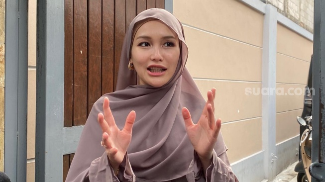 Terharu saat Salat Id, Ayu Ting Ting Selipkan Doa soal Jodoh di Lebaran Tahun Ini