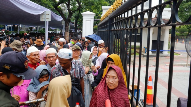 Warga mengantre dan menunggu masuk untuk Halal bihalal bersama Presiden di Istana Negara, Jakarta, Sabtu (21/3/2026). [Suara.com/Alfian Winanto]