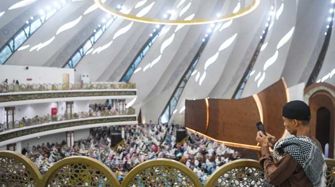 Umat Islam melaksanakan shalat Idul Fitri 1447 Hijriah di Masjid Negara di Kawasan Inti Pusat Pemerintahan (KIPP) di Ibu Kota Nusantara (IKN), Penajam Paser Utara, Kalimantan Timur, Sabtu (21/3/2026). [ANTARA FOTO/M Risyal Hidayat/nym]