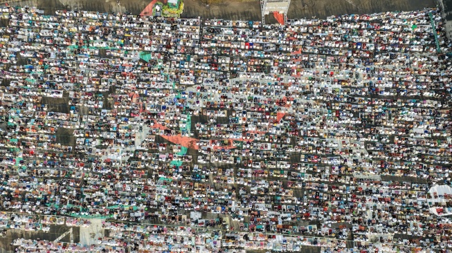 Ribuan jamaah melaksanakan salat Id di Lapangan Karebosi Makassar, Sabtu (21/3/2026) [SuaraSulsel.id/Humas Pemkot Makassar]