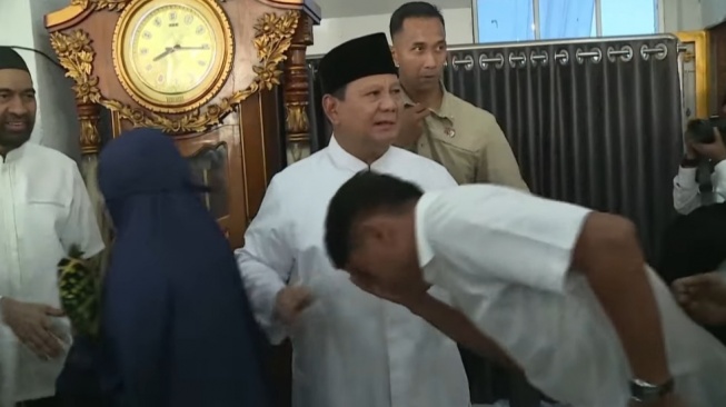Momen Prabowo Laksanakan Salat Id Hingga Halalbihalal dengan Masyarakat Aceh Tamiang