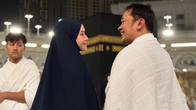 Hanung Bramantyo dan Zaskia Adya Mecca bangga dan gembira karena solat Idulfitri yang dia gelar disambut hangat oleh warga Jagakarsa. [Instagram]
