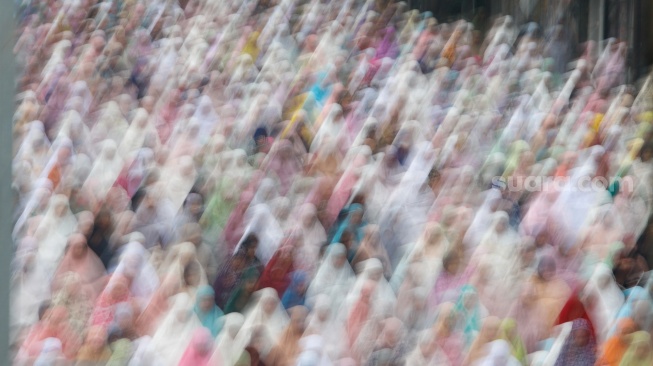 Umat Muslim melaksanakan Salat Idul Fitri 1447 Hijriah di Jatinegara, Jakarta, Jumat (21/3/2026). [Suara.com/Alfian Winanto]